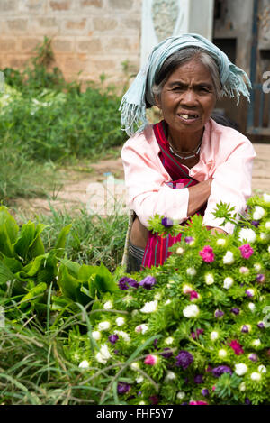 Femme vend des fleurs, Pao, hilltribe Kalaw marché, l'État de Shan, Myanmar, Birmanie Banque D'Images
