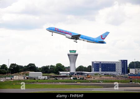 Thomson Airways Boeing 757 (200) G-OOBJ en série sur la nouvelle tour de contrôle à l'aéroport de Birmingham, Birmingham, Royaume-Uni. Banque D'Images