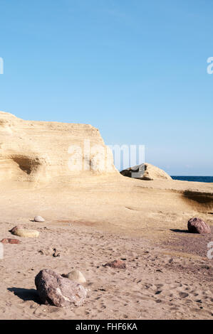 Les formations de roche volcanique sur la plage à Playa del Arco, Los Escullos, parc national de Cabo de Gata Nijar, Almeria, Espagne, Banque D'Images