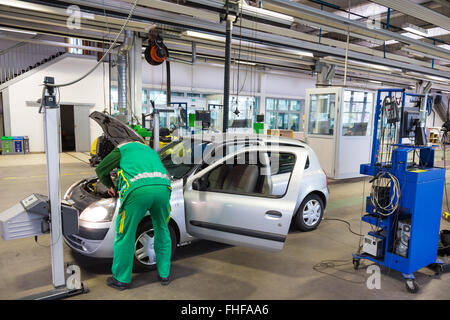 En attente de l'examen technique de la voiture dans le garage. Banque D'Images