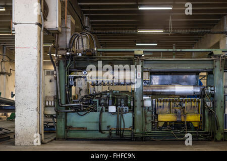 Vue d'un poids lourd à la vieille, et out-of-date, les machines avec des tuyaux, flexibles, cadrans, pistons et boutons, dans un hall industriel Banque D'Images