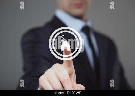La technologie et l'homme d'internet concept - en appuyant sur le bouton de la Chambre sur les écrans virtuels Banque D'Images