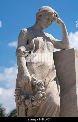 Sculpture statue sur la tombe du cimetière Colon, La Havane, Cuba, Antilles, Caraïbes, Amérique Centrale Banque D'Images