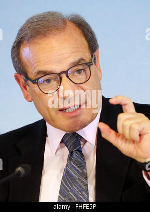 Marcelino Fernandez Verdes, PDG de Hochtief, répond à des questions au cours de la conférence de presse de bilan à Duesseldorf, Allemagne, 25 février 2016. Marcelino Fernandez Verdes ont déclaré de bons chiffres annuels à partir de 2015 pour Hochtief - les bénéfices ont augmenté de 265 millions d'euros l'an dernier, contre 190 millions en 2014. Photo : ROLAND WEIHRAUCH/dpa Banque D'Images