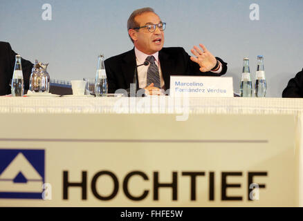 Marcelino Fernandez Verdes, PDG de Hochtief, répond à des questions au cours de la conférence de presse de bilan à Duesseldorf, Allemagne, 25 février 2016. Marcelino Fernandez Verdes ont déclaré de bons chiffres annuels à partir de 2015 pour Hochtief - les bénéfices ont augmenté de 265 millions d'euros l'an dernier, contre 190 millions en 2014. Photo : ROLAND WEIHRAUCH/dpa Banque D'Images
