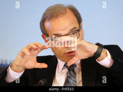 Marcelino Fernandez Verdes, PDG de Hochtief, répond à des questions au cours de la conférence de presse de bilan à Duesseldorf, Allemagne, 25 février 2016. Marcelino Fernandez Verdes ont déclaré de bons chiffres annuels à partir de 2015 pour Hochtief - les bénéfices ont augmenté de 265 millions d'euros l'an dernier, contre 190 millions en 2014. Photo : ROLAND WEIHRAUCH/dpa Banque D'Images