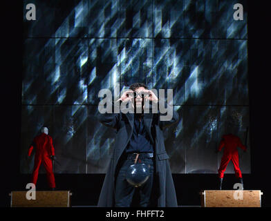 Weimar, Allemagne. Feb 24, 2016. Lutz Salzmann comme Faust répète une scène de 'Faust, deuxième partie" par Johann Wolfgang von Goethe sur la scène du Théâtre National Allemand de Weimar, Allemagne, 24 février 2016. Après 8 ans de pause, le théâtre de Weimar est une fois de plus la réalisation d'une production de 'Faust de Goethe II." le directeur du théâtre Hasko Weber dirige la pièce, laquelle premieres on 27 février 2016. Photo : MARTIN SCHUTT/dpa/Alamy Live News Banque D'Images