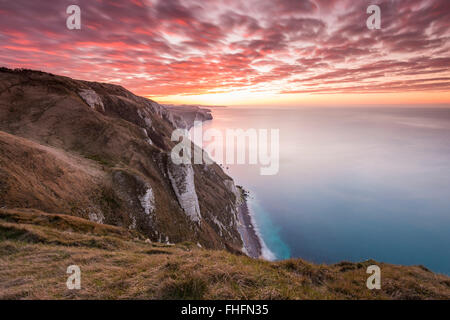 Nothe blanc, Dorset, UK. 25 Février, 2016. Météo France : le long de la côte jurassique du Dorset à Lulworth vers des falaises de Nothe blanc près de Ringstead, avec un ciel rouge au-dessus de la côte spectaculaire quelques instants avant le lever du soleil. Photo : Graham Hunt/Alamy Live News. Banque D'Images