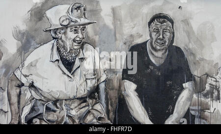 Personnes âgées de la village de Staro Zhelezare Bulgare, à l'est de la capitale Sofia, visitez les portraits de certains anciens et actuels dirigeants du monde et d'autres personnes célèbres, dont David Cameron, de la reine Elizabeth II, Margaret Thatcher, Vladimir Poutine, Barack Obama, Steve Jobs, le Dalaï Lama, le Pape François, Winston Churchill, Mikhaïl Gorbatchev, Lady Diana, Angela Merkel, et Fidel Castro. Les portraits ont été peints aux résidents et des bâtiments du gouvernement dans le village par les artistes polonais et bulgares. Les gens du village espère que cette attraction apportera plus de touristes étrangers dans la région. Banque D'Images