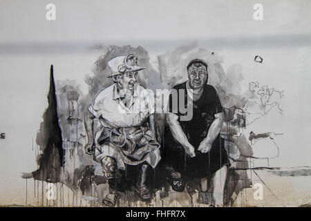 Personnes âgées de la village de Staro Zhelezare Bulgare, à l'est de la capitale Sofia, visitez les portraits de certains anciens et actuels dirigeants du monde et d'autres personnes célèbres, dont David Cameron, de la reine Elizabeth II, Margaret Thatcher, Vladimir Poutine, Barack Obama, Steve Jobs, le Dalaï Lama, le Pape François, Winston Churchill, Mikhaïl Gorbatchev, Lady Diana, Angela Merkel, et Fidel Castro. Les portraits ont été peints aux résidents et des bâtiments du gouvernement dans le village par les artistes polonais et bulgares. Les gens du village espère que cette attraction apportera plus de touristes étrangers dans la région. Banque D'Images