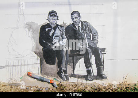 Personnes âgées de la village de Staro Zhelezare Bulgare, à l'est de la capitale Sofia, visitez les portraits de certains anciens et actuels dirigeants du monde et d'autres personnes célèbres, dont David Cameron, de la reine Elizabeth II, Margaret Thatcher, Vladimir Poutine, Barack Obama, Steve Jobs, le Dalaï Lama, le Pape François, Winston Churchill, Mikhaïl Gorbatchev, Lady Diana, Angela Merkel, et Fidel Castro. Les portraits ont été peints aux résidents et des bâtiments du gouvernement dans le village par les artistes polonais et bulgares. Les gens du village espère que cette attraction apportera plus de touristes étrangers dans la région. Banque D'Images