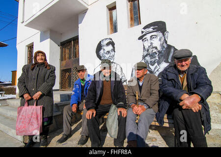 Personnes âgées de la village de Staro Zhelezare Bulgare, à l'est de la capitale Sofia, visitez les portraits de certains anciens et actuels dirigeants du monde et d'autres personnes célèbres, dont David Cameron, de la reine Elizabeth II, Margaret Thatcher, Vladimir Poutine, Barack Obama, Steve Jobs, le Dalaï Lama, le Pape François, Winston Churchill, Mikhaïl Gorbatchev, Lady Diana, Angela Merkel, et Fidel Castro. Les portraits ont été peints aux résidents et des bâtiments du gouvernement dans le village par les artistes polonais et bulgares. Les gens du village espère que cette attraction apportera plus de touristes étrangers dans la région. Banque D'Images