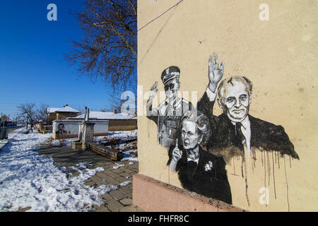 Personnes âgées de la village de Staro Zhelezare Bulgare, à l'est de la capitale Sofia, visitez les portraits de certains anciens et actuels dirigeants du monde et d'autres personnes célèbres, dont David Cameron, de la reine Elizabeth II, Margaret Thatcher, Vladimir Poutine, Barack Obama, Steve Jobs, le Dalaï Lama, le Pape François, Winston Churchill, Mikhaïl Gorbatchev, Lady Diana, Angela Merkel, et Fidel Castro. Les portraits ont été peints aux résidents et des bâtiments du gouvernement dans le village par les artistes polonais et bulgares. Les gens du village espère que cette attraction apportera plus de touristes étrangers dans la région. Banque D'Images