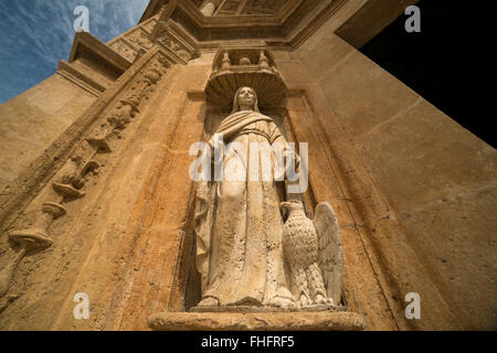 Statue de la cathédrale basilique Menor de la Virgen de la Anunciación / Catedral Primada de America, la capitale Santo Domingo, Dom Banque D'Images