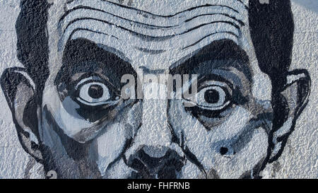 Personnes âgées de la village de Staro Zhelezare Bulgare, à l'est de la capitale Sofia, visitez les portraits de certains anciens et actuels dirigeants du monde et d'autres personnes célèbres, dont David Cameron, de la reine Elizabeth II, Margaret Thatcher, Vladimir Poutine, Barack Obama, Steve Jobs, le Dalaï Lama, le Pape François, Winston Churchill, Mikhaïl Gorbatchev, Lady Diana, Angela Merkel, et Fidel Castro. Les portraits ont été peints aux résidents et des bâtiments du gouvernement dans le village par les artistes polonais et bulgares. Les gens du village espère que cette attraction apportera plus de touristes étrangers dans la région. Banque D'Images