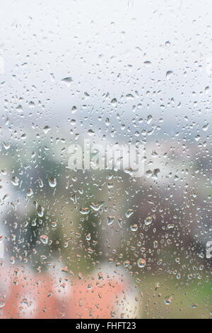 Gouttes de pluie sur une veuve avec un regard flou à la rue Banque D'Images