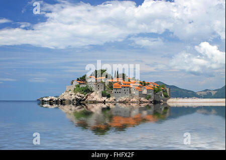 Sveti Stefan (St. Stefan) dans l'île de la mer Adriatique, le Monténégro Banque D'Images