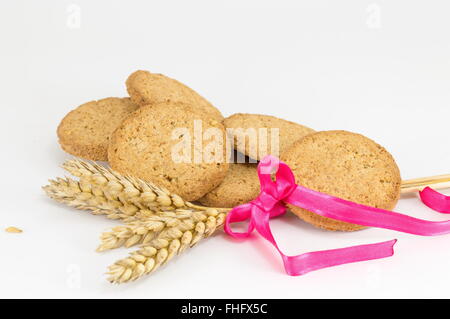 Partie intégrante des cookies et un plant de blé decprated sur baclground blanc Banque D'Images