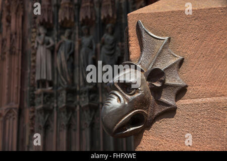 Entrée principale Détails de décoration (sculpture de gargouille dragon) de la cathédrale de Strasbourg (Notre Dame), France Banque D'Images