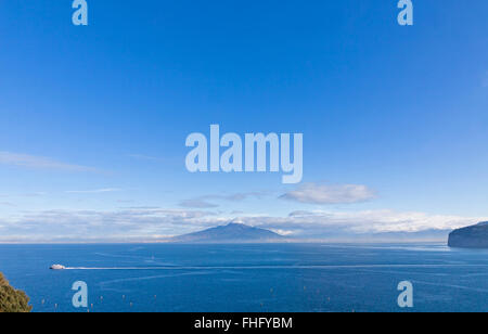 Vue pittoresque matin du golfe de Naples et le Vésuve en arrière-plan. Vue de la ville de Sorrente, Campanie province, ita Banque D'Images