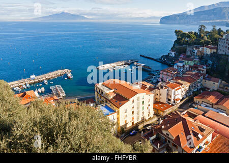 Vue pittoresque du golfe de Naples et le Vésuve. La ville de Sorrente, Campanie, Italie province Banque D'Images