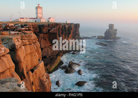 Le phare de Cabo Carvoeiro à sunset light . Le sud du Portugal Banque D'Images