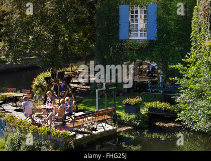 Café pittoresque avec roue à eau en Brantome par la rivière Dronne Banque D'Images