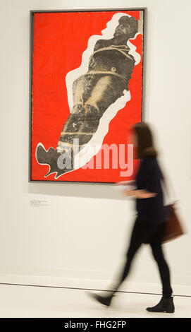 Berlin, Allemagne. Feb 25, 2016. Une femme passe devant le morceau 'Love Series : Bound sur fond rouge" dans l'exposition 'aucun compromis ! L'Art de Boris Lurie' dans le Musée Juif de Berlin, Allemagne, 25 février 2016. L'exposition peut être vu à partir du 26 février jusqu'au 31 juillet 2016. Photo : JOERG CARSTENSEN/dpa/Alamy Live News Banque D'Images