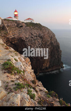 Cabo Sao Vincente phare dans le sud du Portugal . La lumière au coucher du soleil Banque D'Images