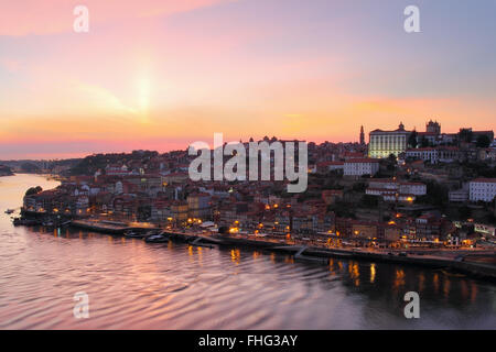 Belle Porto cityscape in sunset lumière orange . Banque D'Images