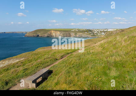 South West Coast Path Mawgan Porth Newquay Cornwall Angleterre nord près et au sud de Porthcothan Treyarnon et un jour d'été Banque D'Images