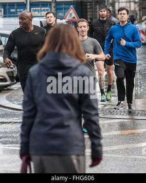 Berlin, Allemagne. Feb 25, 2016. Le fondateur de Facebook, Mark Zuckerberg (C) fonctionne avec des gardes du corps à Berlin, Allemagne, 25 février 2016. Dpa : Crédit photo alliance/Alamy Live News Banque D'Images