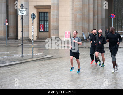 Berlin, Allemagne. Feb 25, 2016. Le fondateur de Facebook, Mark Zuckerberg (AVANT) s'exécute avec des gardes du corps à Berlin, Allemagne, 25 février 2016. Dpa : Crédit photo alliance/Alamy Live News Banque D'Images