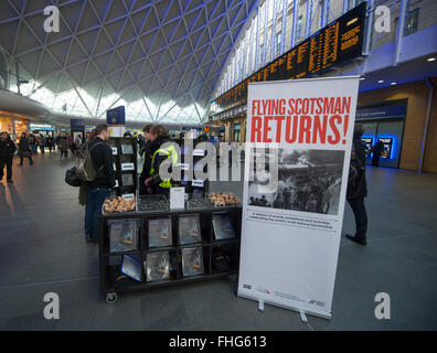 La gare de Kings Cross, London, UK. 25 Février, 2016. Musée national du chemin de fer pop-up Flying Scotsman kiosque à la gare de Kings Cross. Locomotive à vapeur emblématique Flying Scotsman quitte la station Kings Cross plate-forme 1 à 07.40h à un voyage inaugural de célébration courir le long de la ligne principale de la côte Est après une longue décennie 4.2Million livre restauration. Ce parcours historique, entre Londres et New York, est la première occasion pour le public de voir le bien-aimé en vert et du moteur portant sa plaque signalétique iconique. Credit : Malcolm Park editorial/Alamy Live News Banque D'Images