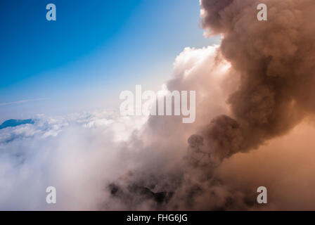 Éruption du volcan au Kamtchatka de dessus Banque D'Images