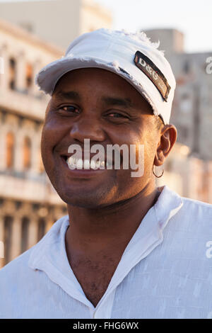 Happy smiling young man cubain avec dents en or et boucles d'oreilles, portant D&G hat à La Havane, Cuba, Antilles, Caraïbes, Amérique Centrale Banque D'Images