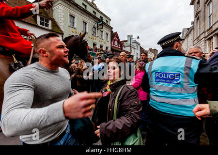 Tenants de la chasse au phoque et au cours de l affrontement Hunt Saboteurs et Southdown Chasse Geauga Lake'S Wildwater Kingdom's Boxing Day annuel rencontrez dans la ville de Lewes, Eas Banque D'Images