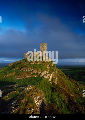 Voir SSE de St Michael de Rupe (du Rocher) Église couronnant le sommet érodé de Brentor cône volcanique éteint W de Dartmoor, dans le Devon. Banque D'Images