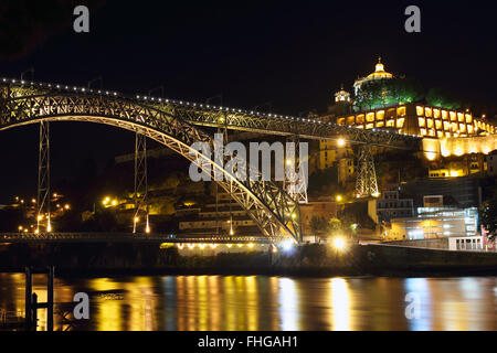 Dom Luiz bridge at night dans la ville de Porto. Portugal Banque D'Images