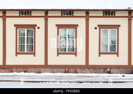 Façade de maison en bois européen, mur extérieur avec windows, la texture de fond photo Banque D'Images