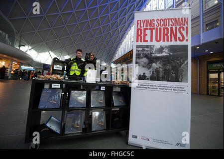 La gare de Kings Cross, London, UK. 25 Février, 2016. Musée national du chemin de fer pop-up Flying Scotsman kiosque à la gare de Kings Cross. Locomotive à vapeur emblématique Flying Scotsman quitte la station Kings Cross plate-forme 1 à 07.40h à un voyage inaugural de célébration courir le long de la ligne principale de la côte Est après une longue décennie 4.2Million livre restauration. Ce parcours historique, entre Londres et New York, est la première occasion pour le public de voir le bien-aimé en vert et du moteur portant sa plaque signalétique iconique. Credit : Malcolm Park editorial/Alamy Live News Banque D'Images