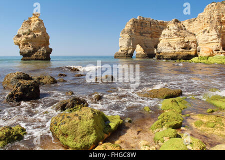 Belle Praia da Marinha en Algarve . Le sud du Portugal Banque D'Images