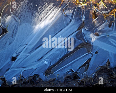 Créer des modèles de glace bleu argent et blanc avec motifs abstraits design angulaire pétillante dans une trame d'herbe et de la boue Banque D'Images