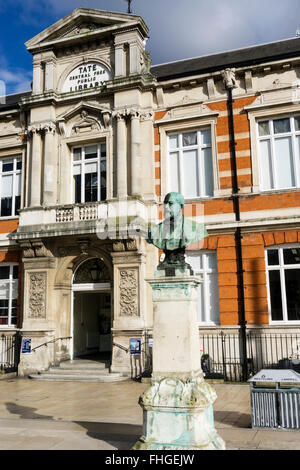 Buste de Sir Henry Tate en face de Tate Library, Brixton. Banque D'Images