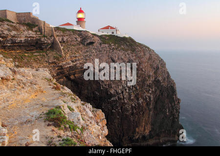 Coucher du soleil la lumière sur les falaises de Cabo Sao Vincente . Le sud du Portugal Banque D'Images