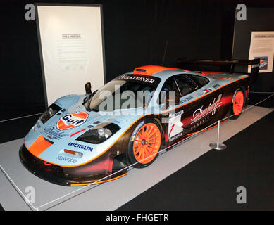 Une McLaren F1 GTR '97 'Long Tail, voiture de course, en exposition statique au Salon de voitures Londres 2016 Banque D'Images