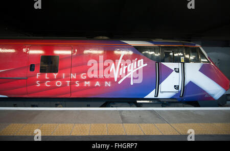 La gare de Kings Cross, London, UK. 25 Février, 2016. Virgin Trains de jour moderne Flying Scotsman liveried Class 91 train quitte la gare de Kings Cross Platform 0 à 08h00 pour Edimbourg via la côte est (ligne principale), environ 50 minutes après le départ de l'emblématique locomotive à vapeur. Credit : Malcolm Park editorial/Alamy Live News Banque D'Images