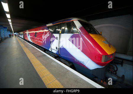 La gare de Kings Cross, London, UK. 25 Février, 2016. Virgin Trains de jour moderne Flying Scotsman liveried Class 91 train quitte la gare de Kings Cross Platform 0 à 08h00 pour Edimbourg via la côte est (ligne principale), environ 50 minutes après le départ de l'emblématique locomotive à vapeur. Credit : Malcolm Park editorial/Alamy Live News Banque D'Images