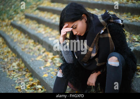 Les jeunes déprimés malheureux woman outdoors Banque D'Images