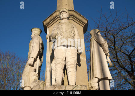 Builth Wells, le Pays de Galles le monument aux morts avec figures d'un soldat, marin, aviateur et des marins marchands a été érigé en 1924 Banque D'Images